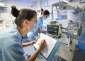 How neonatal nursing professionals work with other healthcare professionals
